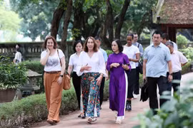 La présidente du Sénat australien Sue Lines, accompagnée de sa délégation, visite le Temple de la Littérature à Hanoï. Photo: VNA