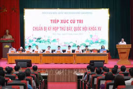 Le vice-Premier ministre Trân Luu Quang rencontre des électeurs à Hai Phong. Photo: VNA