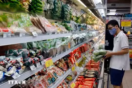 Au supermarché Co.opmart Hanoi. Photo: VNA