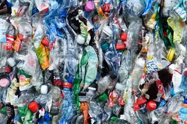 Un café donne vie aux produits recyclés à Hanoi