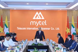 Le PM visite des établissements d'investissement du Vietnam au Myanmar