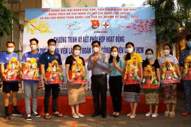 Ho Chi Minh-Ville: cadeaux du Têt pour des travailleurs en difficulté et des étudiants étrangers