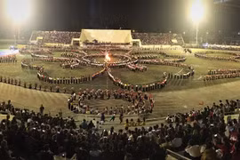 Le festival culturel et touristique de Muong Lo présente la danse Xoe Thai