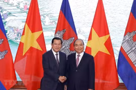 Le Premier ministre Nguyen Xuan Phuc s'entretient avec son homologue cambodgien Hun Sen