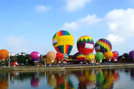 Ouverture d'un festival de montgolfières à Hoi An
