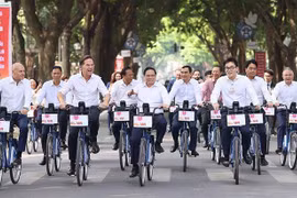 Les Premiers ministres vietnamien et néerlandais font du vélo ensemble dans des rues de Hanoï