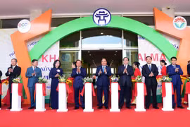 Le Premier ministre assiste à l’ouverture d’une foire des produits agricoles à Hanoï