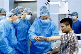 Le Vietnam réalise avec succès la première greffe de membre offert par un donneur vivant au monde