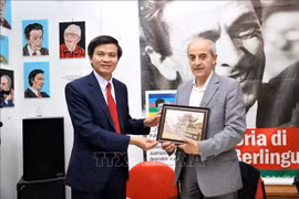 Resserrement des relations entre le Parti communiste du Vietnam et le Parti communiste italien