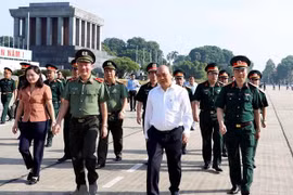 Le PM Nguyen Xuan Phuc vérifie les travaux de rénovation du mausolée du président Ho Chi Minh