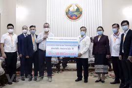 Coronavirus: des entreprises vietnamiennes aux côtés du gouvernement et du peuple du Laos 