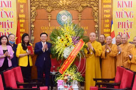 Naissance de Bouddha : le secrétaire du Comité du Parti de Hanoi présente ses salutations