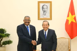 Le vice-PM permanent Truong Hoa Binh rencontre le président de la Cour populaire suprême de Cuba