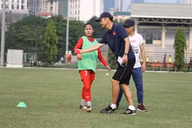 Football féminin: le Japonais Akira forme des jeunes vietnamiennes