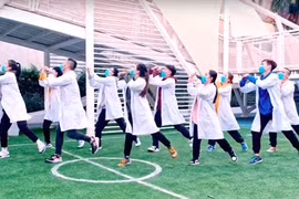 COVID-19: Faire du sport à la maison avec la Danse de la distanciation sociale