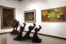 La peinture traditionnelle à la laque se décline en styles chatoyants