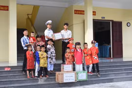 Truong Sa: visite des habitants et militaires à l’approche du Têt