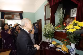 Le SG du Parti et président du Vietnam Nguyên Phu Trong rend hommage au Président Hô Chi Minh