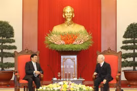 Des dirigeants vietnamiens reçoivent le Premier ministre lao