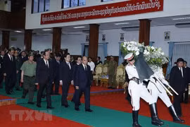 Le PM Nguyen Xuan Phuc assiste aux funérailles nationales de l'ancien Premier ministre lao