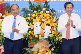 Le PM rend visite au journal “Nhan Dan”