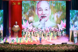 Le chef du Parti et de l’Etat rend hommage au Président Hô Chi Minh
