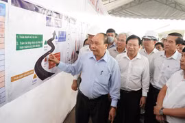 Le PM se rend sur le chantier de l’autoroute Trung Luong-My Thuân