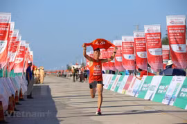 Près de 2.000 athlètes courent le 61e Marathon du journal Tiên Phong