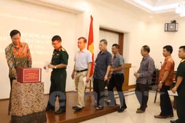 Soutien des Vietnamiens en Indonésie pour les sinistrés des crues 