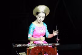 Le đàn bầu ou la musique vietnamienne à l'état pur.