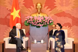 La présidente de l’AN Nguyên Thi Kim Ngân reçoit le sénateur américain John McCain