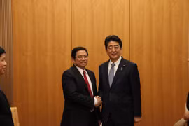 Le PM japonais Shinzo Abe reçoit des communistes vietnamiens