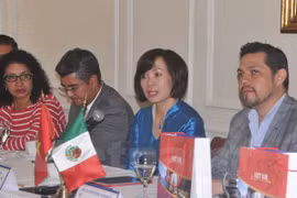 Des intellectuels mexicains admirent les réalisations socioéconomiques du Vietnam 
