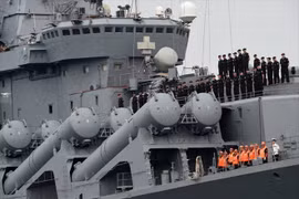 Des navires de la marine russe au port de Cam Ranh
