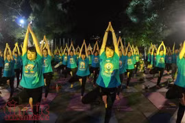 Hanoï: un millier de personnes participent à une représentation de Yoga 