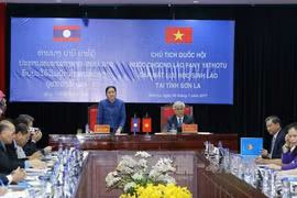 La présidente de l’AN du Laos rencontre des étudiants laotiens à Son La