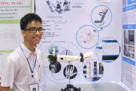 Un élève vietnamien fabrique avec succès un « bras robotisé pour les personnes handicapées»