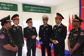 De jeunes officiers militaires vietnamiens au Cambodge