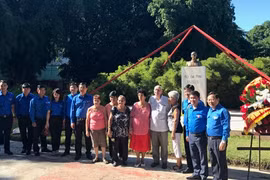 Visite du buste du Président Hô Chi Minh et du village de Bên Tre à Cuba