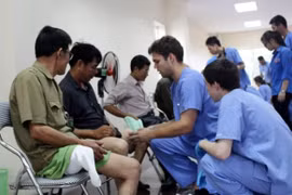 Une délégation de bénévoles américains donne des consultations médicales gratuites à Thai Nguyên