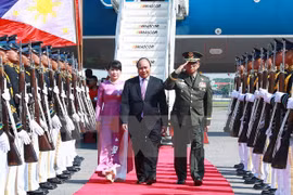 Le PM Nguyên Xuân Phuc arrive aux Philippines pour le 30ème sommet de l’ASEAN
