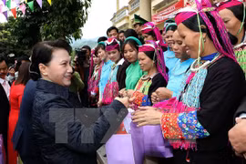 La présidente de l’AN visite des localités frontalières de Quang Ninh