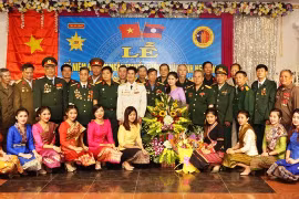 Rencontre entre des volontaires et experts militaires vietnamiens en mission au Laos