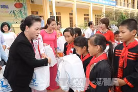 La présidente de l’AN offre des cadeaux aux enfants à Tuyên Quang