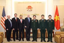 Le ministre de la Défense Ngô Xuân Lich reçoit le sénateur américain John McCain