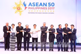 Le PM Nguyen Xuan Phuc participe au 30e Sommet de l'ASEAN aux Philippines