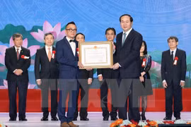 Remise du prix Hô Chi Minh à des scientifiques 