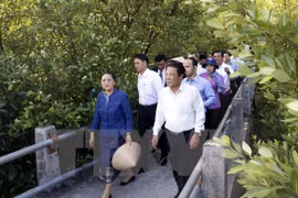 La présidente de l'AN laotienne Pany Yathotou termine sa visite au Vietnam 
