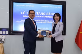 Le Pérou remet des livres à la Bibliothèque nationale du Vietnam
