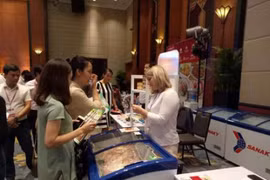 Présentation de produits alimentaires russes aux Hanoïens
